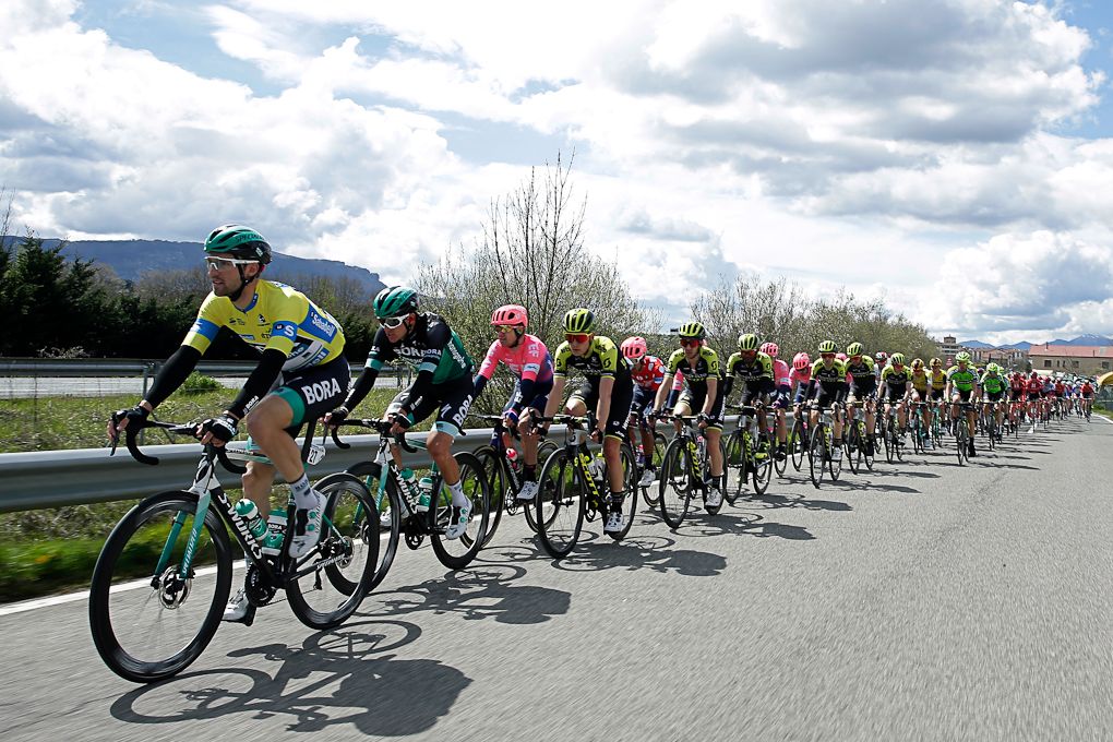 Maximilian Schachmann, Patrick Konrad, Nicholas Schultz and Daniel Felipe Martinez in the Pais Vasco peloton