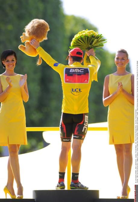 Cadel Evans (BMC) waves to the crowd from the podium
