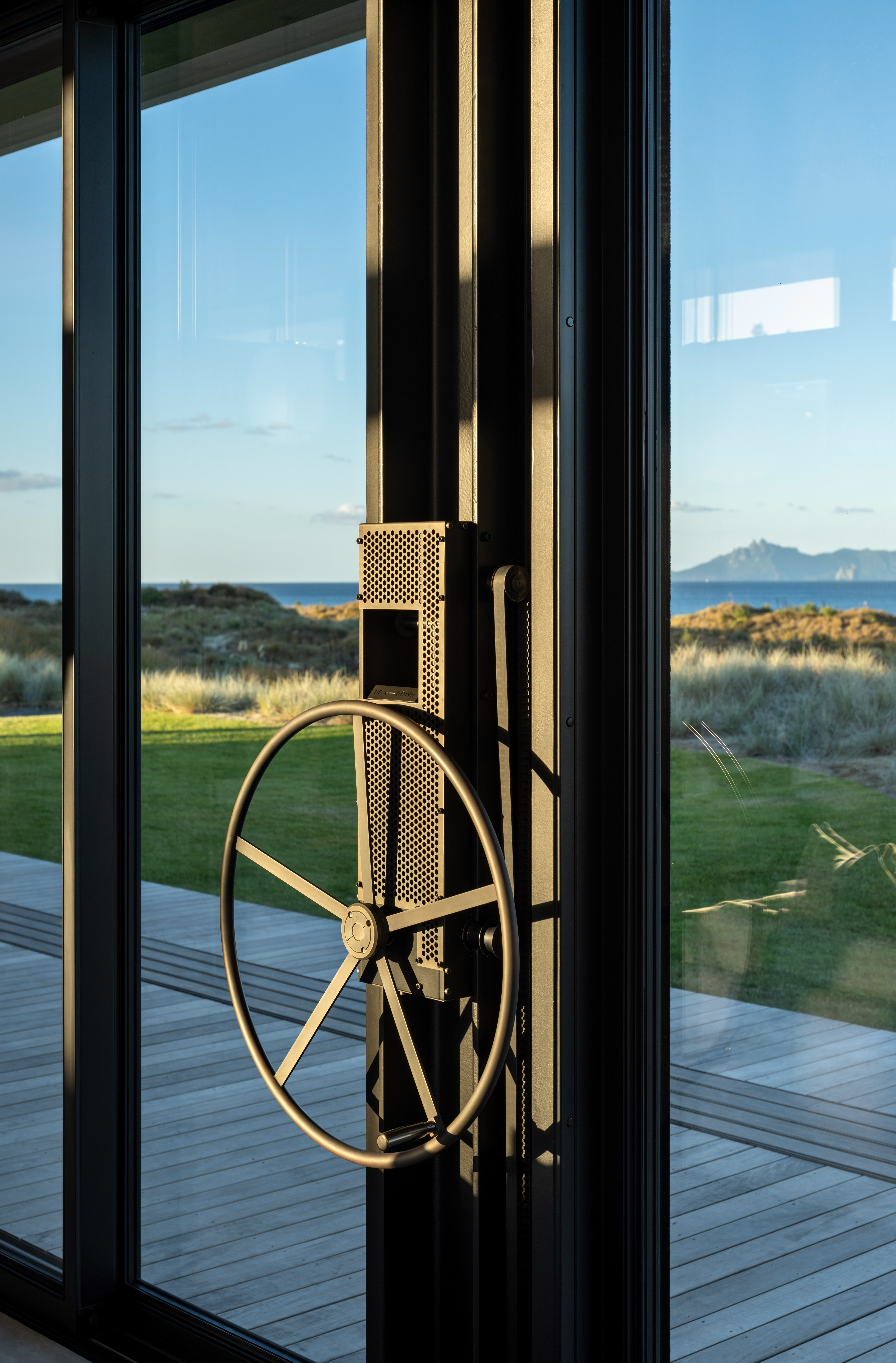 Te Whare Tupu Kirikiri, a New Zealand house in a rugged beach
