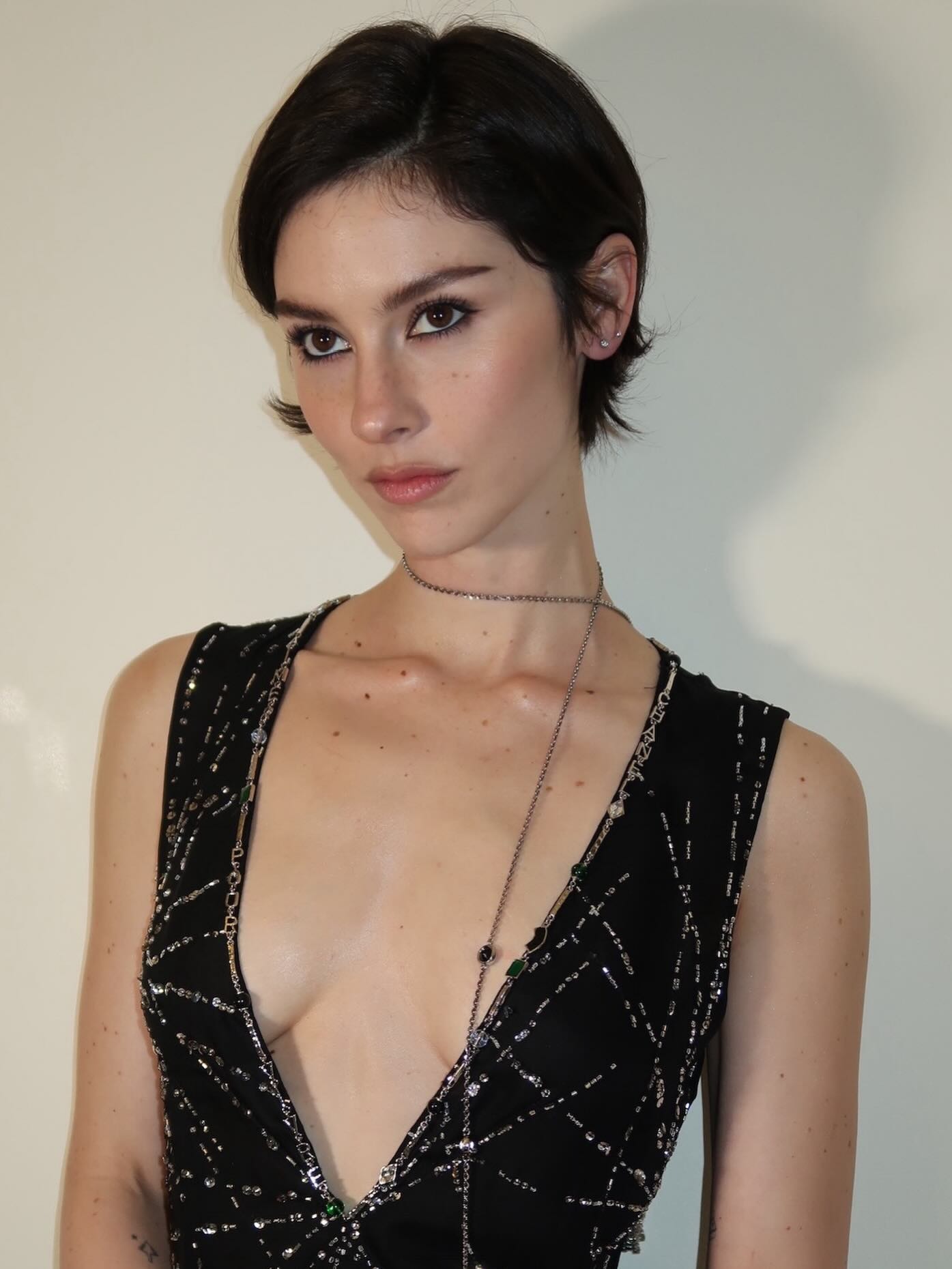 Gracie Abrams with a smokey eye makeup look