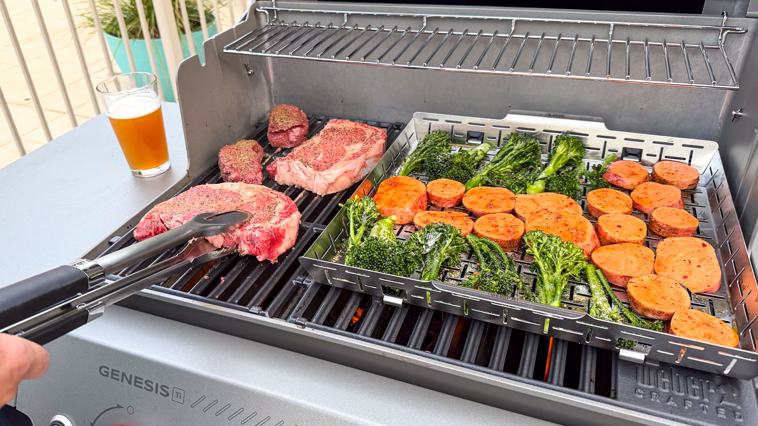 Weber Genesis E-325 Titanium Edition