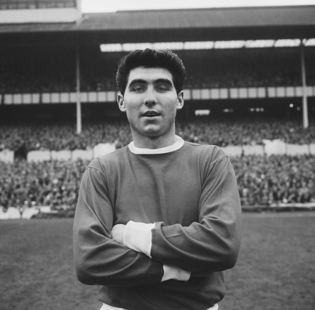 Footballeur irlandais Tony Dunne (1941-2020), arrière gauche de Manchester United, avant le match de la division 1 de la Ligue anglaise entre Tottenham Hotspur et Manchester United à White Hart Lane à Londres, Angleterre, le 20 janvier 1962. Le match a été nul 2-2.