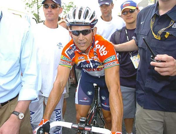 Robbie McEwen (Davitamon-Lotto) escorted to the podium