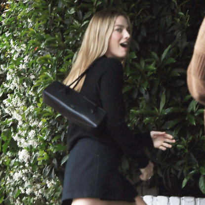 05/26/2025 EXCLUSIVE: Margot Robbie is spotted heading to Chateau Marmont in Los Angeles. The new mom carried a Alaia handbag and wore a black mini dress with matching Acne Studios boots.