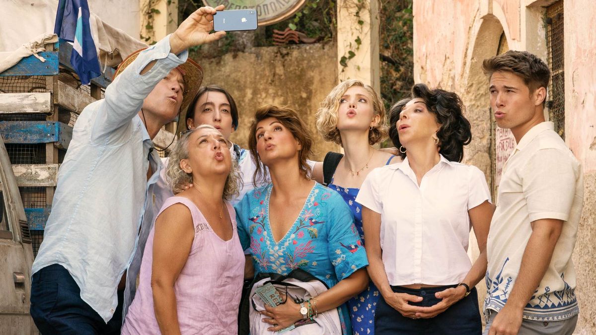 The cast of My Big Fat Greek Wedding 3 takes a group photo