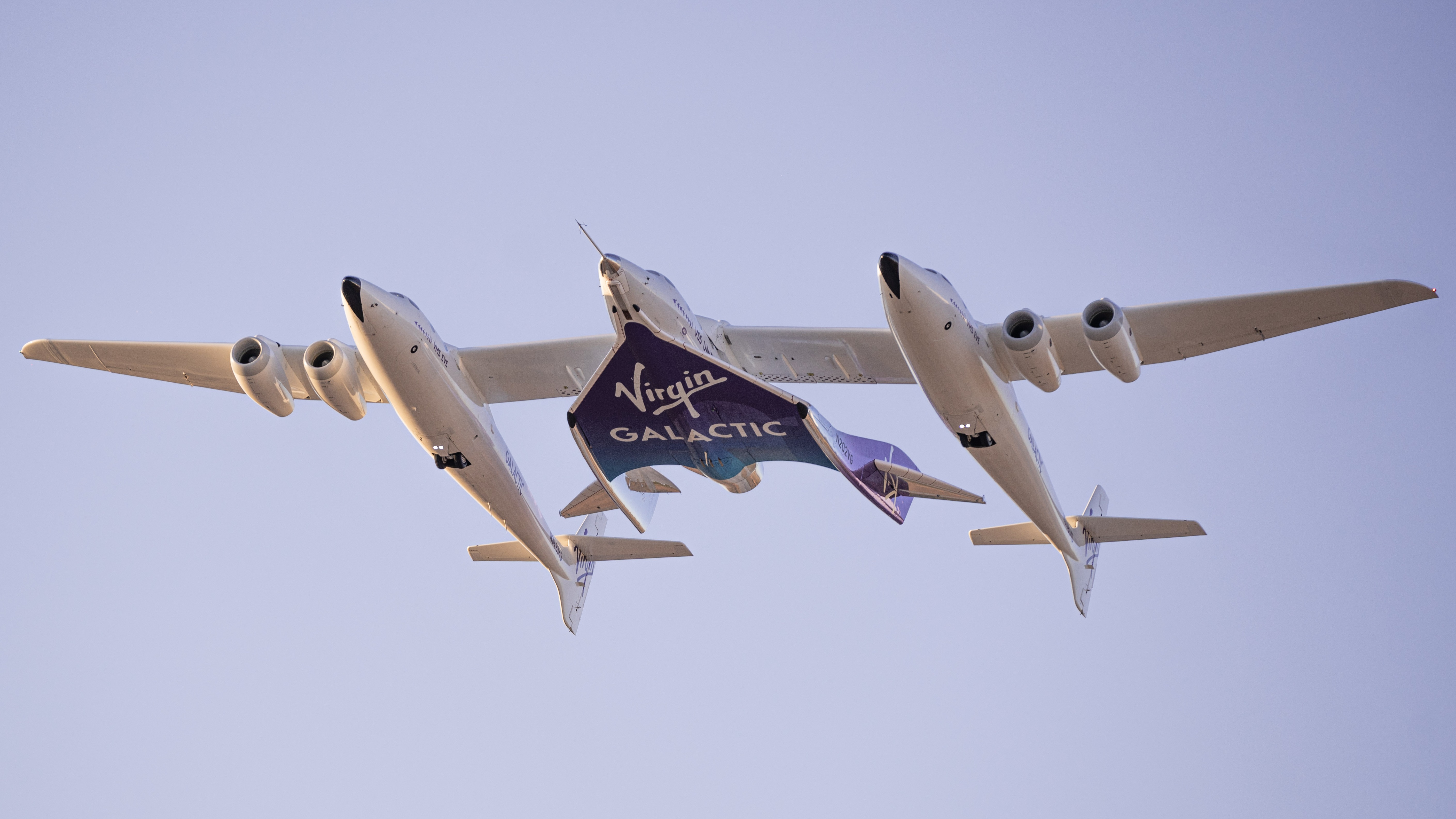 SpaceShipTwo Unity de Virgin Galactic debajo de su avión portaaviones Eve.