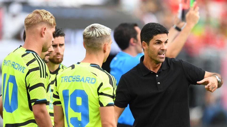 Arsenal manager Mikel Arteta briefs his players