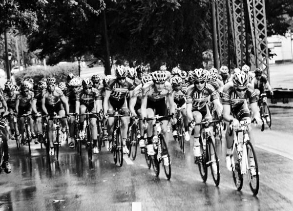 Right before the last long lap the skies opened up for a brief downpour and Team UnitedHealthcare and Team Type 1-SANOFI pushed through it.