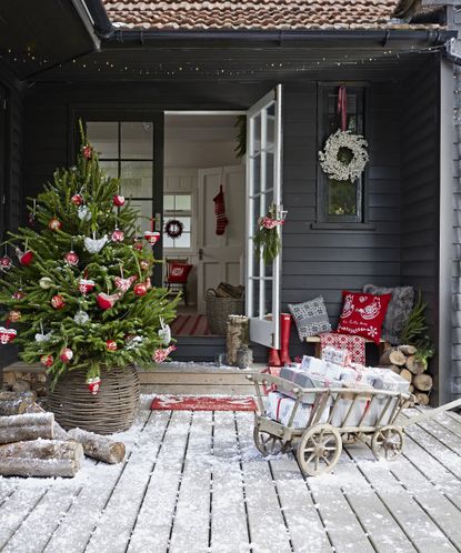 Outdoor Christmas decor ideas: 20 looks to add festive cheer