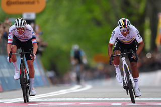 Jhonatan Narváez beat Tadej Pogačar to win stage 1 of the Giro d'Italia
