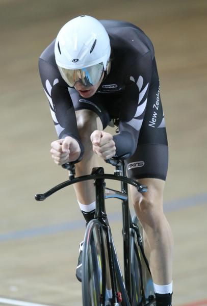 Jesse Sergent (NZ) split the Aussies to make the gold medal final