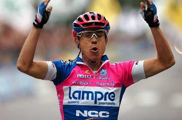 Cunego wins after a brilliant solo attack.