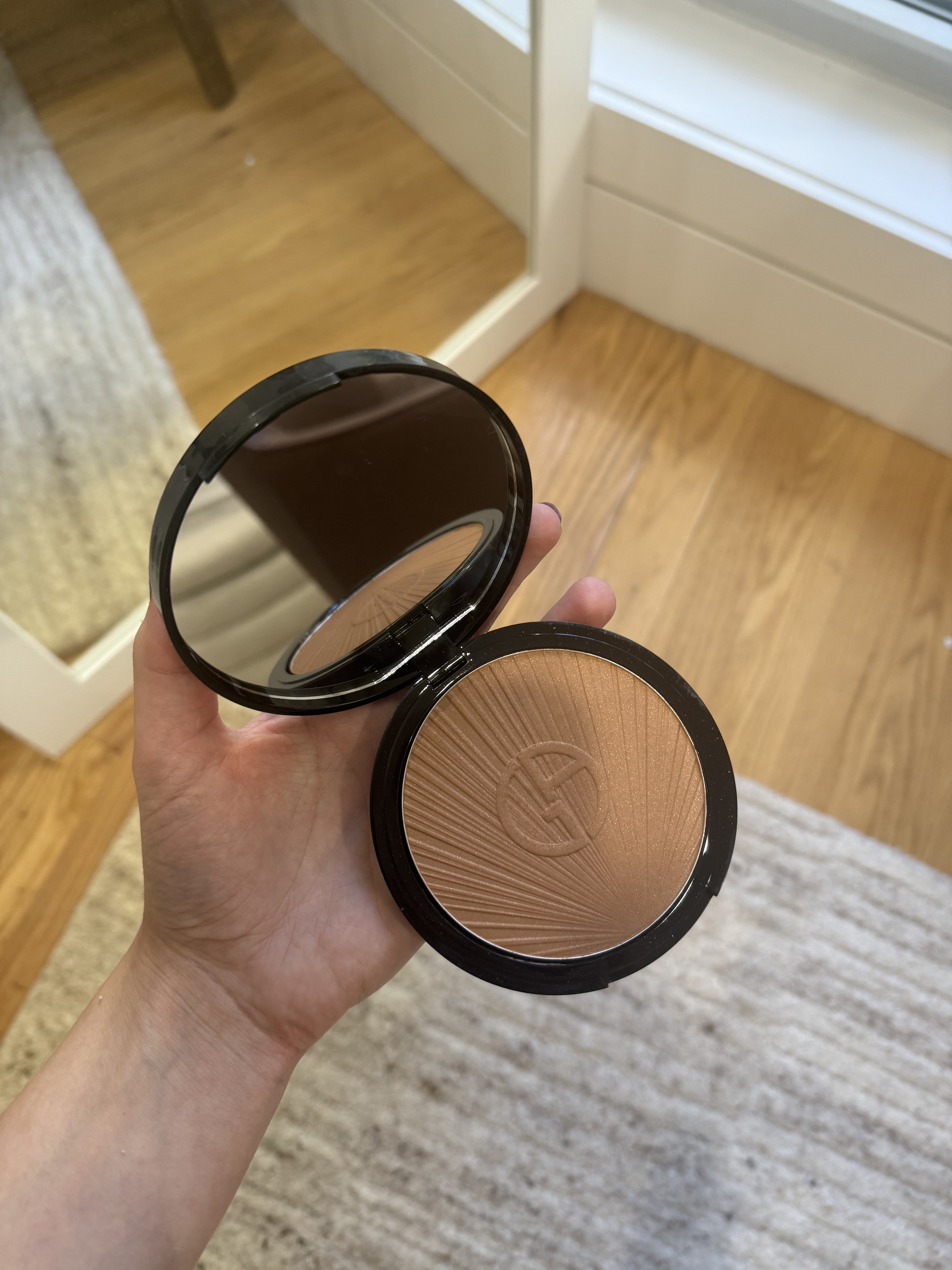 Jamie Schneider testing the Armani Beauty Luminous Silk Creamy Bronzing Powder in 100 Sunkissed Sand.