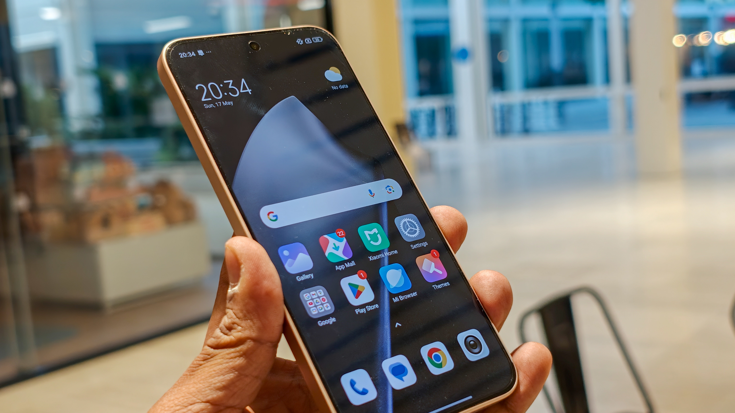 Xiaomi 15T in rose gold in the hand