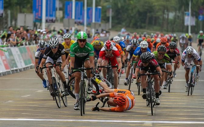 Theo Bos (Belkin) wins the final stage ahead of a crash