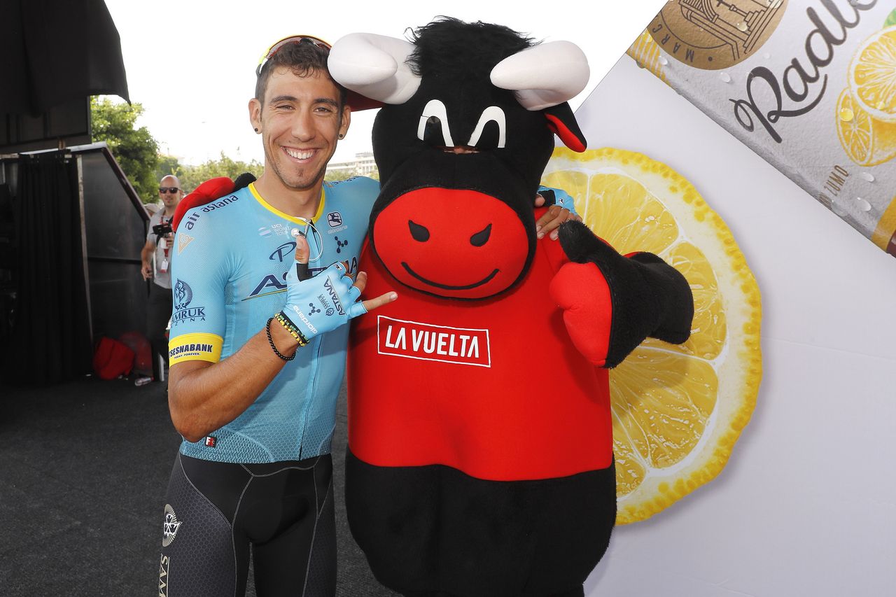 Omar Fraile with the race mascot