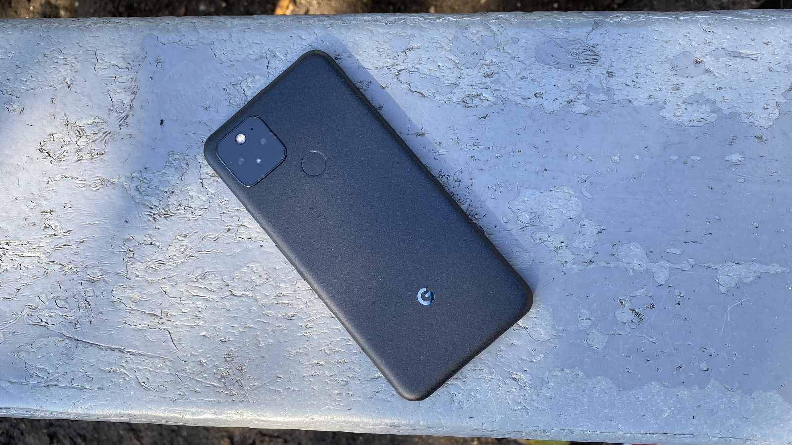 Google Pixel 5 menghadap ke bawah pada permukaan batu