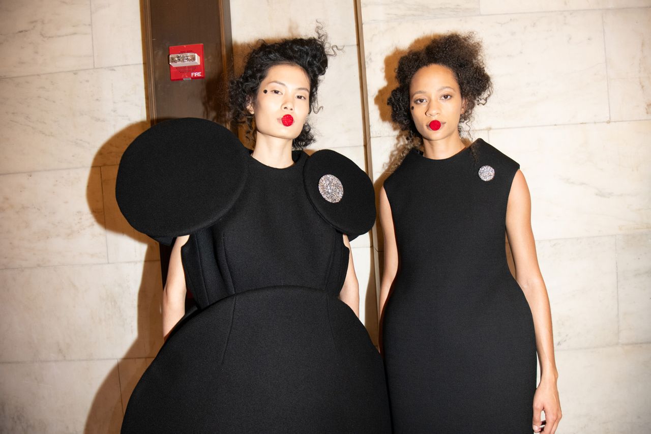 Models backstage Marc Jacobs S/S 2025