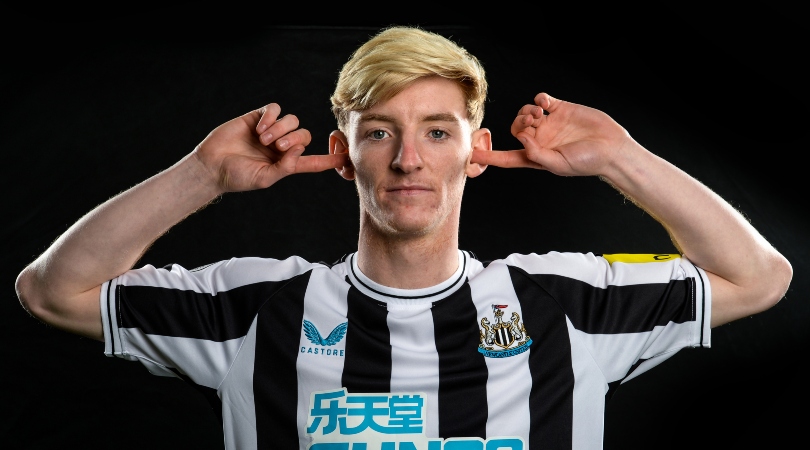 Anthony Gordon poses after signing for Newcastle United from Everton in january 2023.