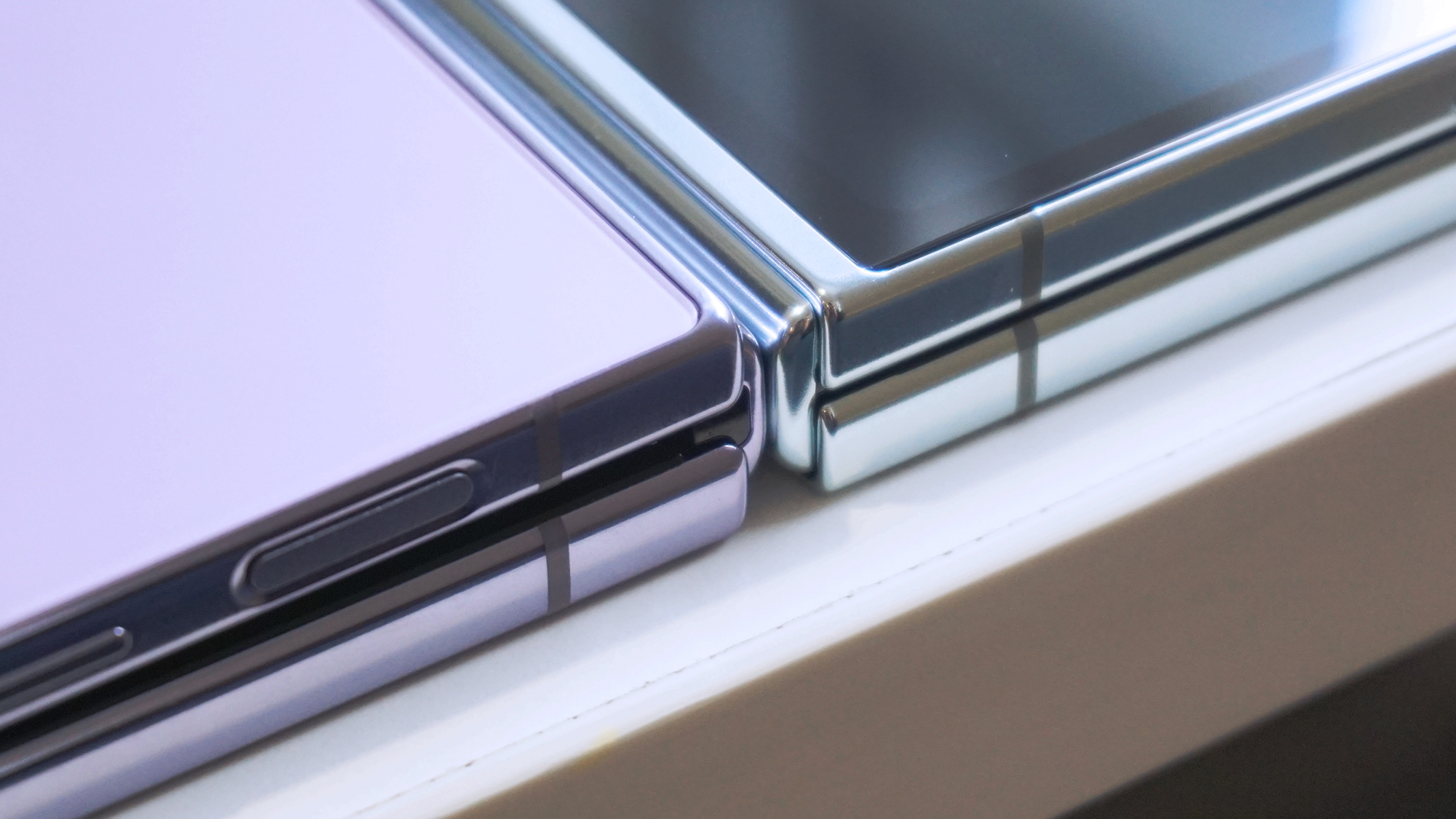 Samsung Galaxy Z Flip 4 vs Samsung Galaxy Z Flip 5 hinge closeup angled