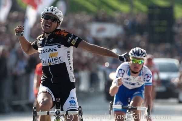 Renaud Dion (Bretagne - Schuller) celebrates his win in the Route Ad&eacute;lie de Vitr&eacute; .