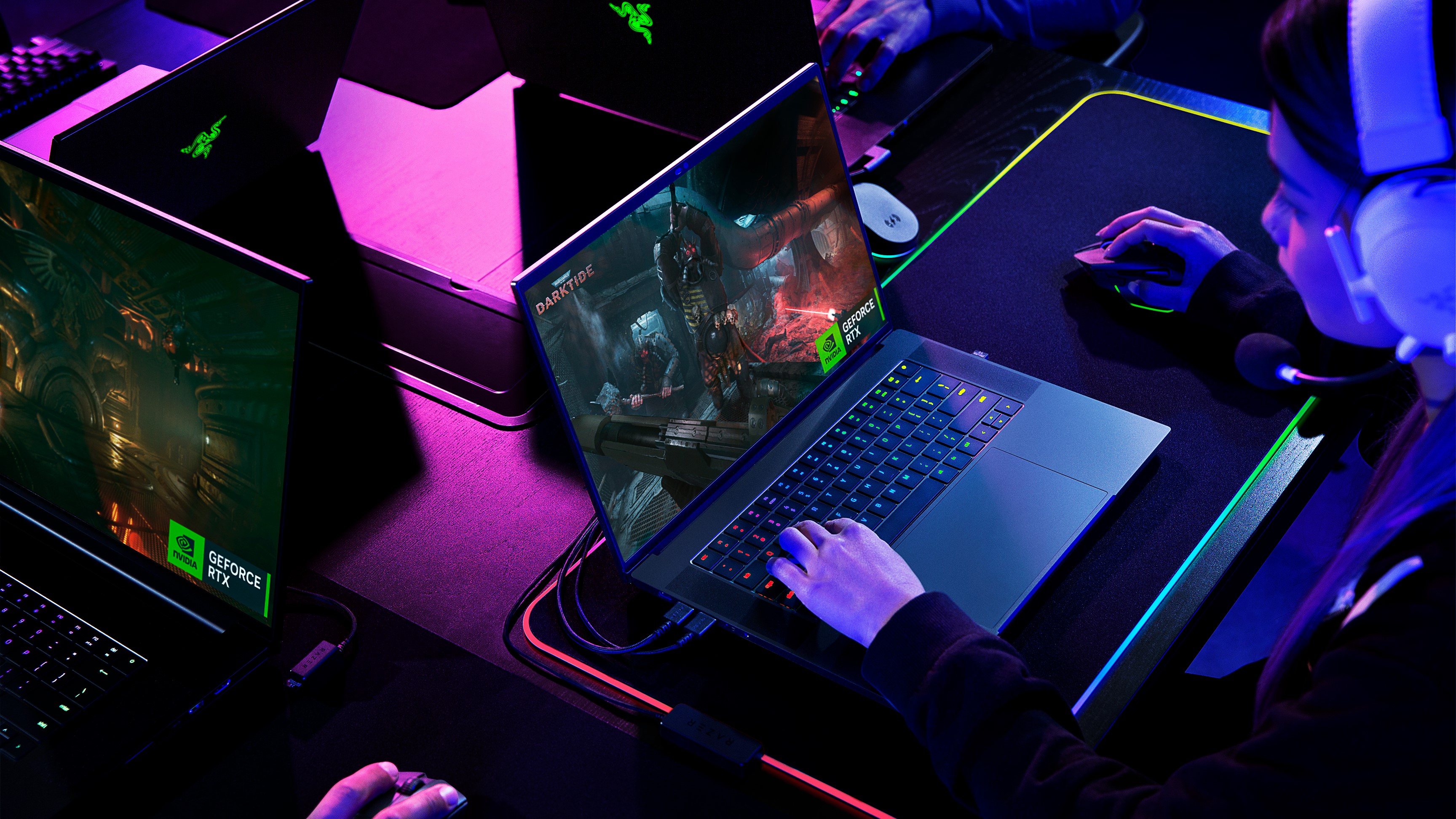 Bild eines Spielers, der das Razer Blade 16 verwendet.