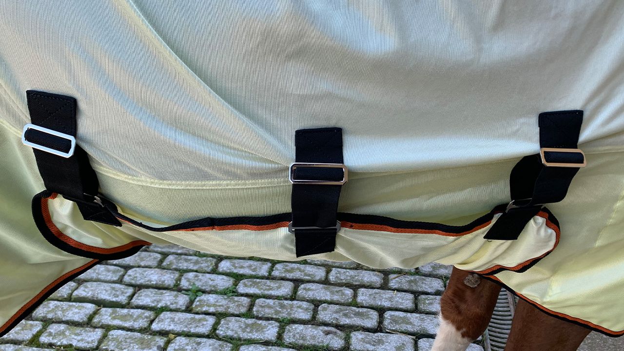 Equilibrium Field Relief Fly Rug belly fastening