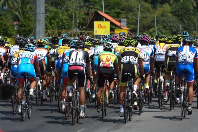 The Peloton reach the official race start