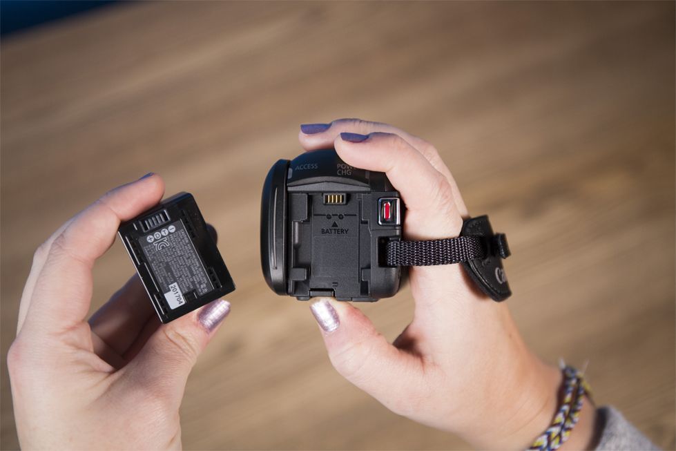 The battery comes off the Canon Vixia easily.