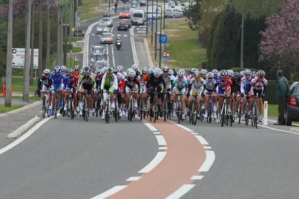 The bunch rolls out of Huy