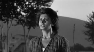 Sophia Loren cries in a field in Two Women