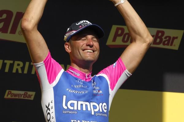 Alessandro Petacchi (Lampre-Farnese Vini) soaks up the applause on the podium