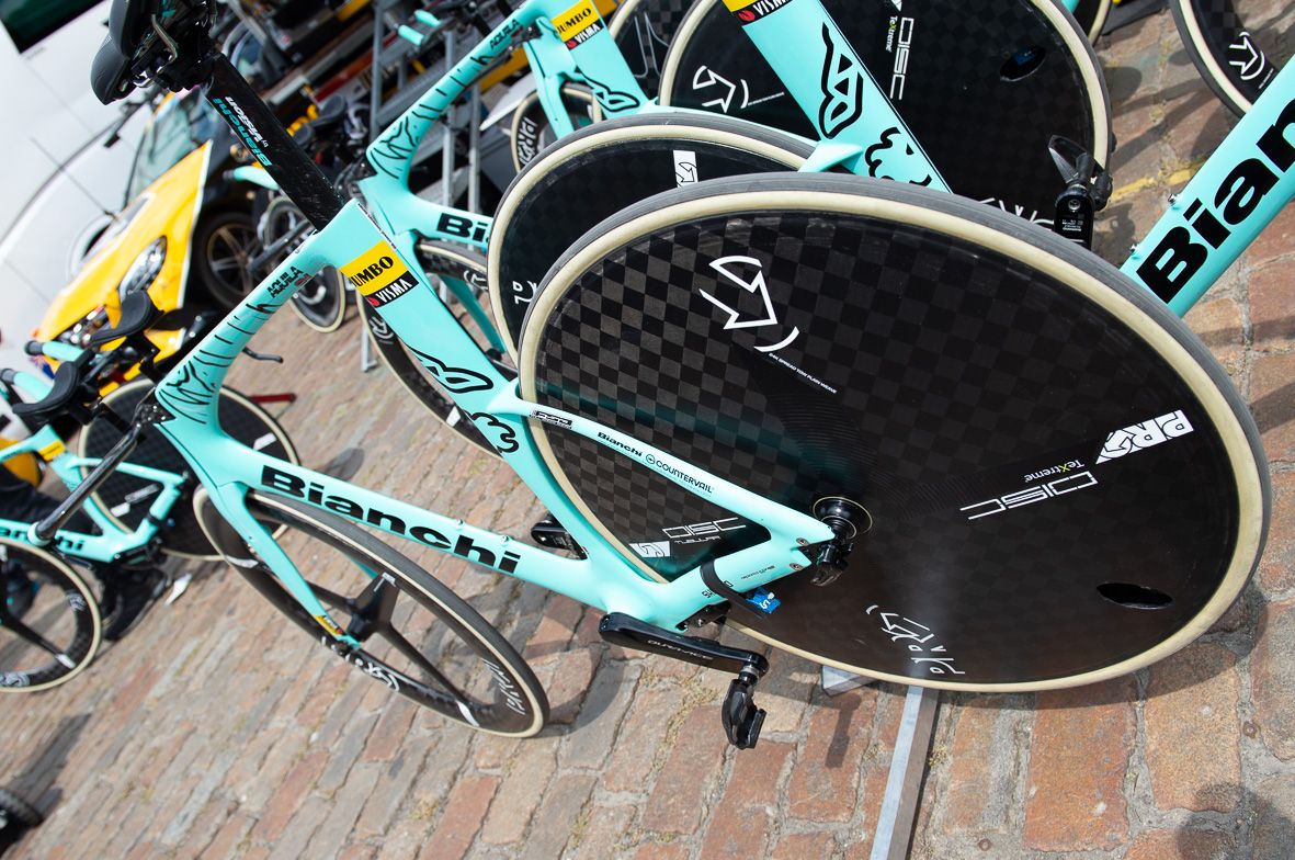 Like the Speecialized Shiv, the Bianchi Aquila features super-low seat stays