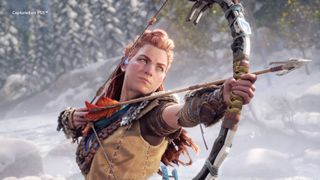 Aloy fra «Horizon Forbidden West» poserer med en bue