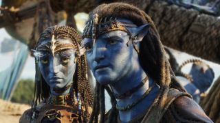 Neytiri (Zoe Saldaña) and Jake Sully (Sam Worthington) in 20th Century Studios' AVATAR: FIRE AND ASH.