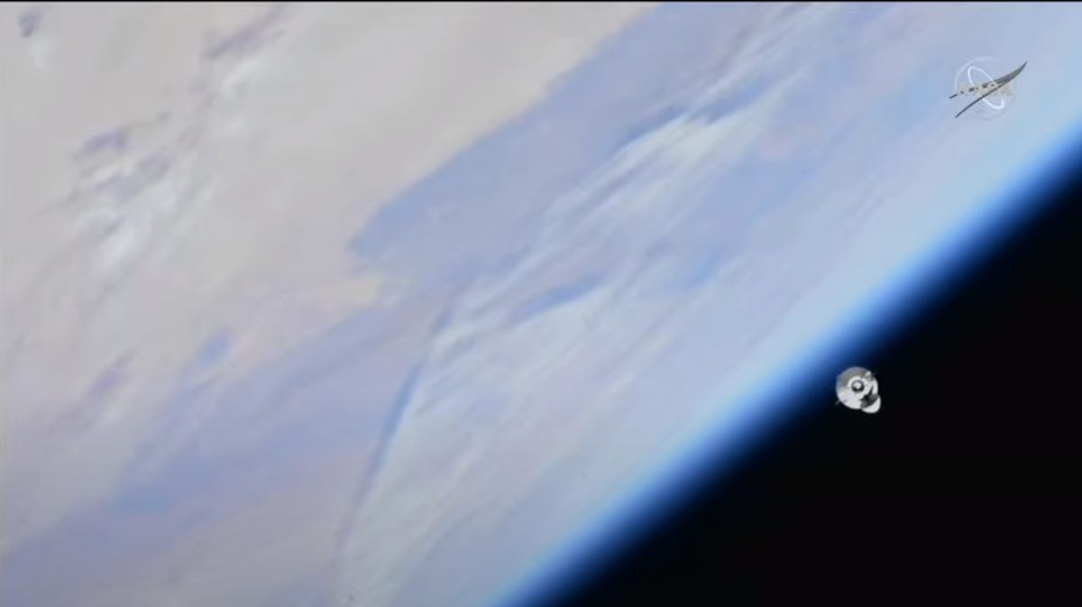 SpaceX Dragon 화물선이 우주정거장에 정박하여 태양 전지판, 씨앗 등을 배달합니다.