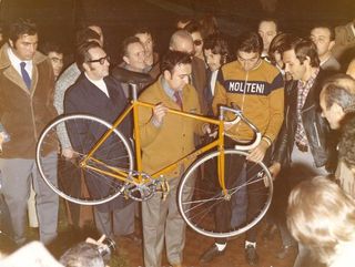 Ernesto Colnago with Eddy Merckx as he prepares to test his Hour Record bike on the Vigorelli track