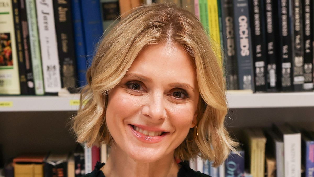 不確定聖誕節要穿什麼？艾米莉亞福克斯 (Emilia Fox) 這款深綠色天鵝絨連身裙非常適合閒暇時穿