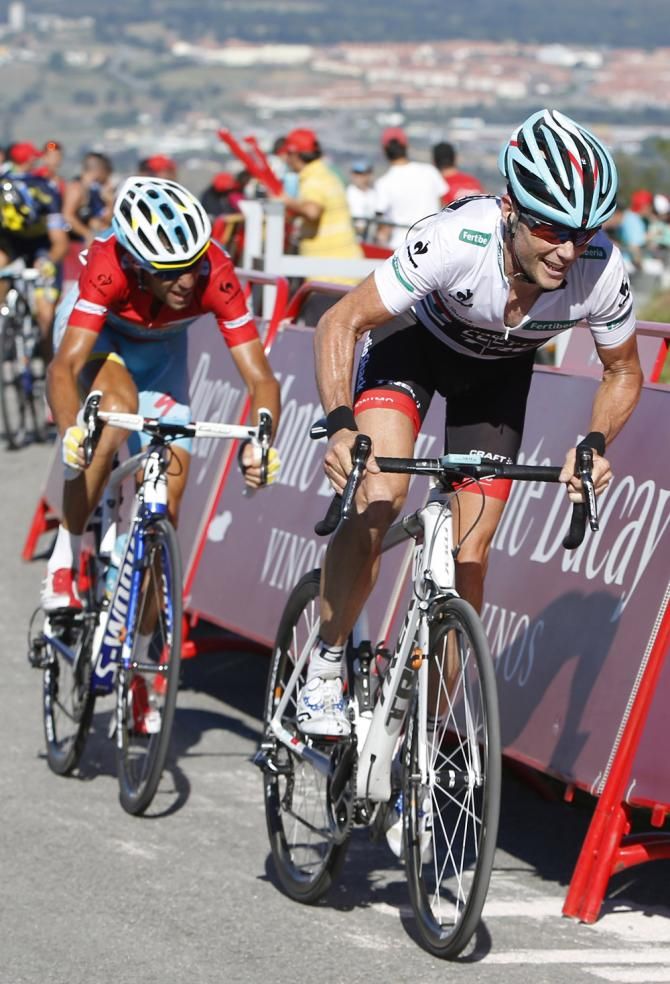 Chris Horner (RadioShack) drops Vincenzo Nibali (Astana)