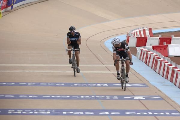 Thor Hushovd (Cervelo) looks over his shoulder to check on Juan Antonio Flecha (Sky)