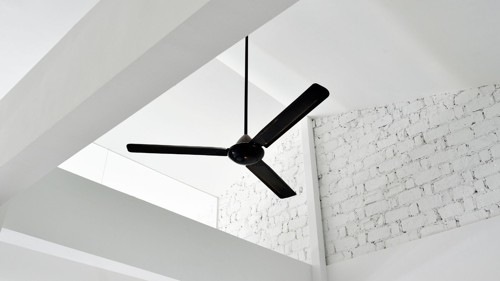 The best fan direction to cool a room: experts offer advice | Homes ...