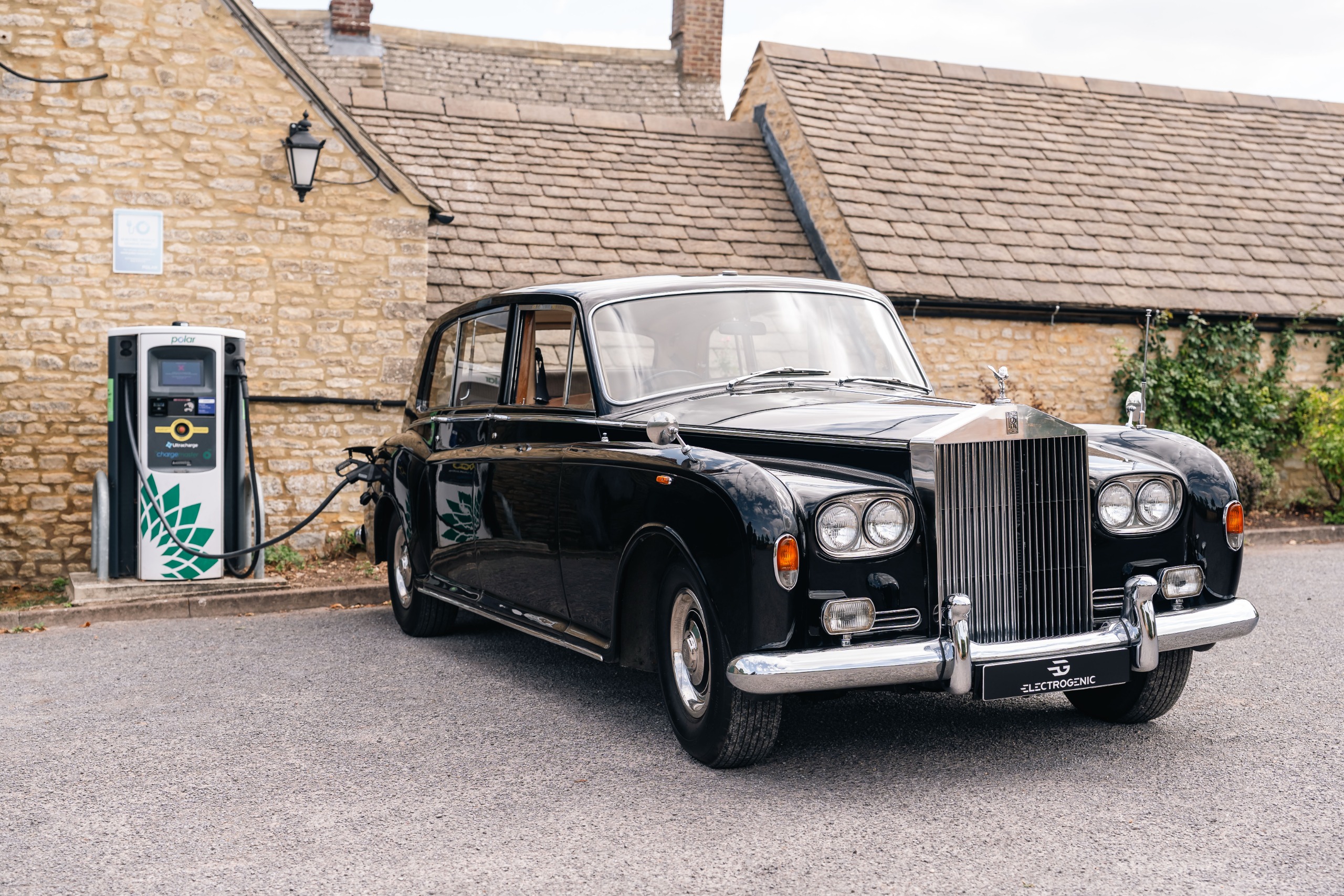 The Rolls-Royce VI parked in front of Blenheim Palace
