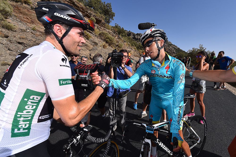 Best Young Rider Tom Dumoulin (Giant-Alpecin) shakes hands with Astana's Fabio Aru.