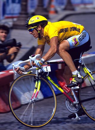 Z leader Greg Lemond rides into Paris on his TVT 92 bike as the winner of the 1990 Tour de France