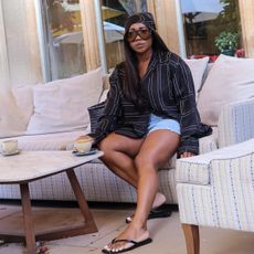 Lois wearing shorts and flip flops 