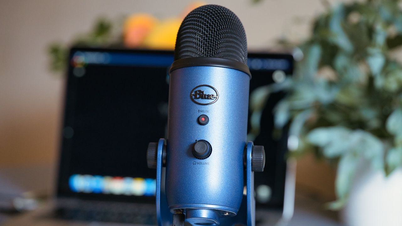 Logitech for Creators Blue Microphone Yeti in blue