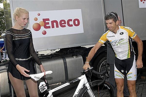 Italian gentlemen: Marco Marcato (Cycle Collstrop) didn't want to get too close to the lady minding his bike.