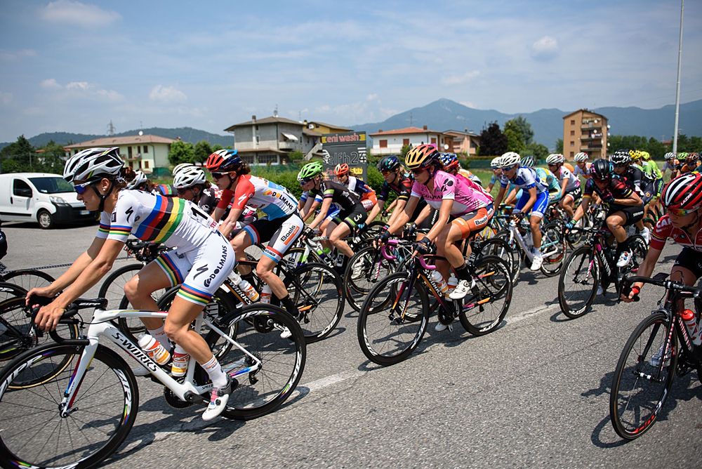 Race leader, Evelyn Stevens in the pack, protected by her Boels Dolmans teammates at Giro Rosa 2016 - Stage 4