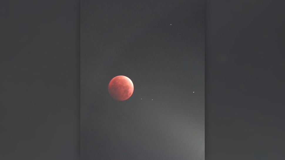 Blood Supermoon Lunar Eclipse Wows Skywatchers Around The World (photos ...