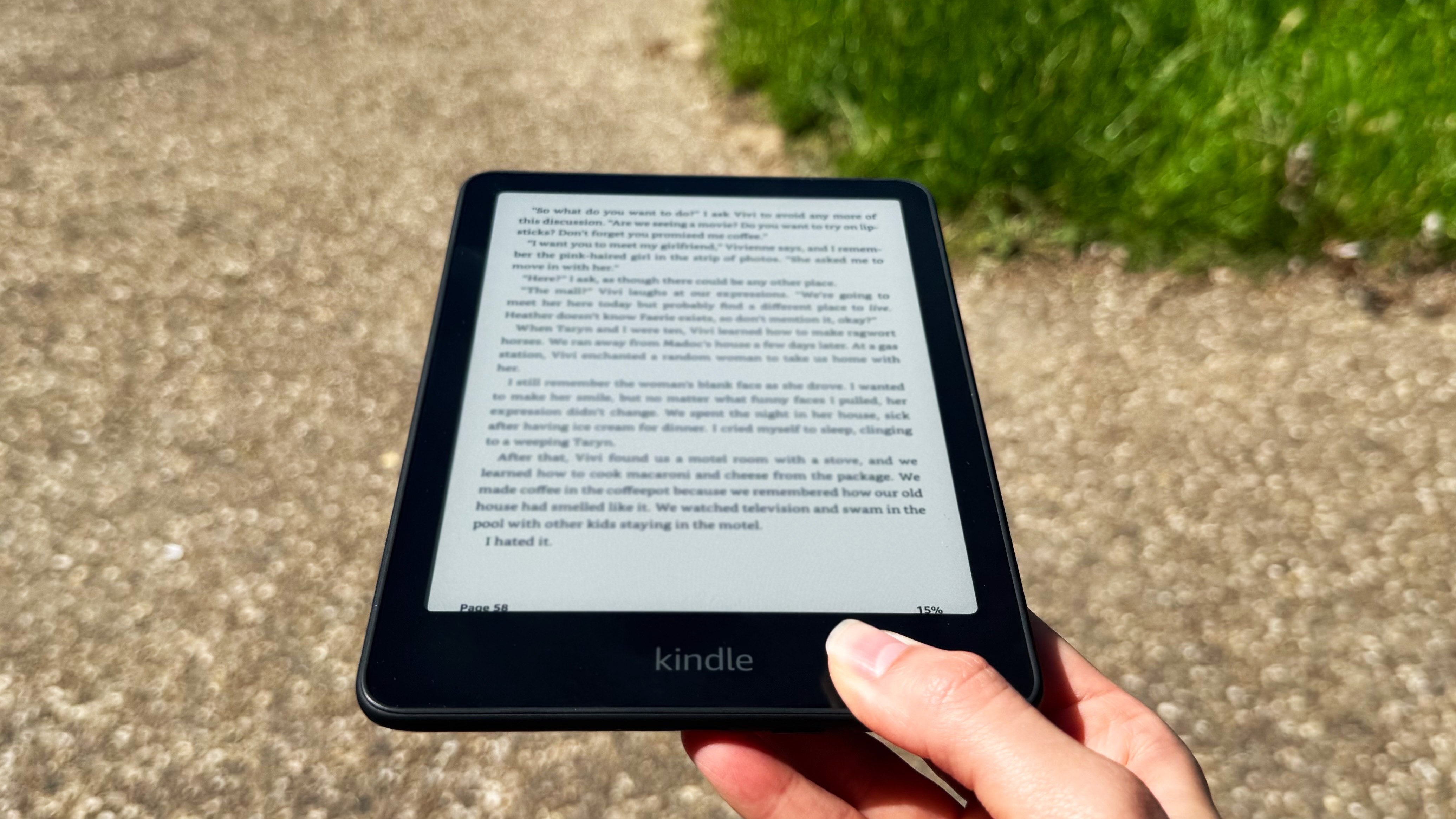 Kindle Colorsoft 2026 در زیر نور مستقیم خورشید عکاسی شده است